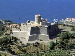 Liste des sites à visiter autour du Restaurant l'Aramon Gourmand ou dans le département des Pyrénées Orientales. Fort Saint Elme à collioure